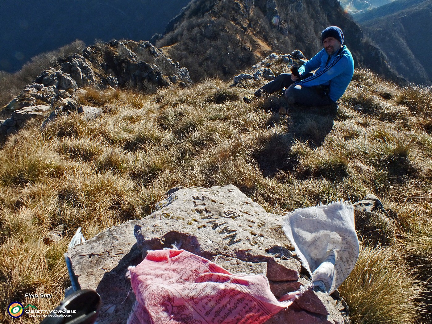 74 In vetta alla Corna Camozzera (1452 m)...namaste.JPG